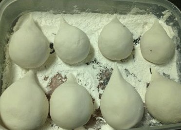 荠菜猪肉汤圆,如果暂时不吃,可沾少许糯米粉,平铺入盘中,入冰箱冷藏;
