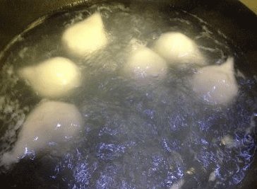荠菜猪肉汤圆,大锅煮沸水,下入汤圆,大火开盖煮沸后,倒入一小碗冷水,盖盖中火煮沸;再倒入一小碗冷水,盖盖中火煮沸;再倒入一小碗冷水,盖盖中火煮沸;