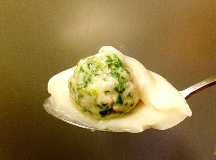 荠菜猪肉汤圆,开盖中火煮约2分钟左右(视大小),至汤圆飘浮并膨胀变大即可(变大即可,不要太久煮,易碎).