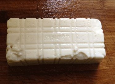 翡翠蒸豆腐,豆腐轻轻用盒子中倒出;