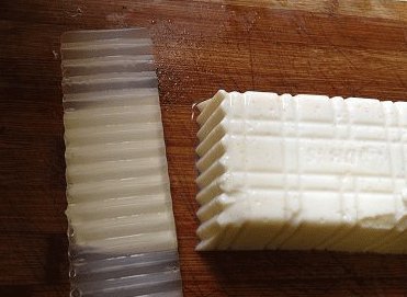 翡翠蒸豆腐,用豆腐刀切成合适家中盘子的大小(没豆腐刀就直用菜刀切吧);