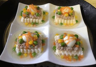 翡翠蒸豆腐,倒去蒸好豆腐里多余的汤水,淋上花椒油即可.