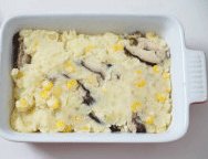 薯蓉芝士焗西兰花 ,将豆泥平铺在烤盘里,压实;