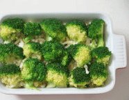 薯蓉芝士焗西兰花 ,摆上灼好的西兰花;