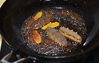 葱香海参,锅中放入葱油,倒入调好的料汁,海参和三根炸过的葱白,大火烧开后中火炖3-5分钟。