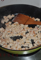 菠萝鸡丁,倒入鸡丁翻炒片刻至熟,倒入料酒炒匀,放少量盐和<a style='color:red;display:inline-block;' href='/shicai/ 756'>鸡精</a>调好味道