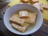 印尼炸天贝,天贝片浸泡在蒜盐水中约3分钟,取出沥干水分。