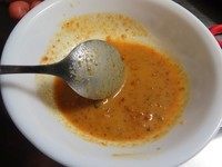 印尼炸天贝,准备蘸酱。取2茶勺SAMBEL BECEL酱,加适量的开水稀释成合适的浓度。