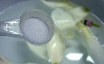 玉兰花肉丸子,将玉兰花瓣拆开,洗净,在清水中加入半茶匙的盐,将花瓣浸泡片刻,捞起沥干待用;