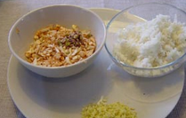 玉兰花肉丸子,将<a style='color:red;display:inline-block;' href='/shicai/ 2646'>马蹄</a>洗净、去皮,切成细末,玉兰花瓣切成细末,姜切成细末;