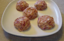 玉兰花肉丸子,在手掌心中抹少许油,用勺子和掌心将肉馅团成比乒乓球略大的肉丸子;