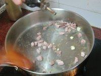 大杏仁肉粒蔬菜丁,锅内倒入底油爆香少许蒜米后倒入瘦肉丁翻炒,炒到肉断生后加入少许<a style='color:red;display:inline-block;' href='/shicai/ 788'>生抽</a>,翻炒均匀盛出备用。