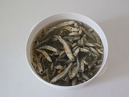 小鱼干酥花生,<a style='color:red;display:inline-block;' href='/shicai/ 7576'>小鱼干</a>提前冲洗两遍,然后加入一勺醋和适量的水浸泡1小时左右。