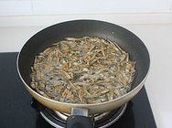 小鱼干酥花生,平底锅内放稍多一些的<a style='color:red;display:inline-block;' href='/shicai/ 849'>花生油</a>,油温热后下控水后的小鱼干中小火半煎半炸2-3分钟,捞出沥油备用。
