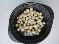 拔丝莲子,放入锅中,大火烧开后转中火煮约20分钟的时间。