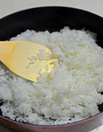 红蟹籽鳗鱼寿司里卷,饭煮好后不要马上盛出,继续焖10分钟,再盛入干净平敞的容器。用寿司饭勺搅打松散。