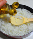 红蟹籽鳗鱼寿司里卷,趁饭粒热时拌入<a style='color:red;display:inline-block;' href='/shicai/ 4734'>寿司醋</a>,饭勺用平行的方式将米粒和醋伴均匀。