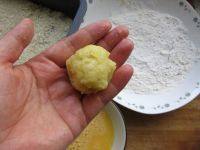 香炸土豆球,取一块土豆泥,用手团成丸子大小。