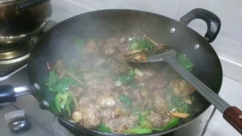生炒排骨,最后加盐和鸡精,五香粉提味