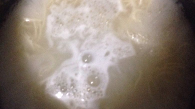 菌菇汤面,再往锅里加足量的水 水烧开后放入面条继续煮 煮开后再煮一会儿 差不多了就捞出面