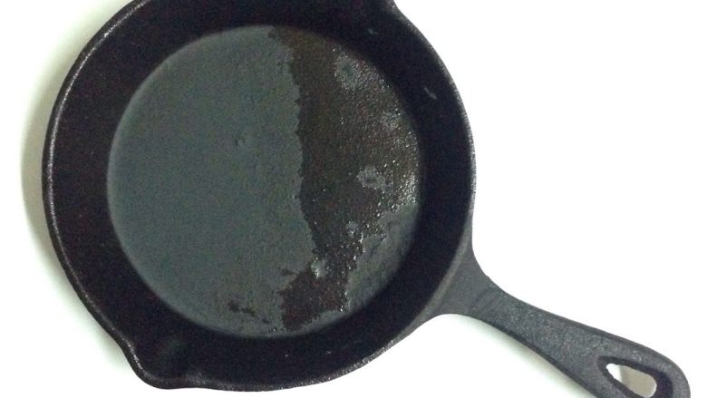 刚买来的铸铁锅如何保养?,等锅冷却后 重新以上的步骤 再抹一遍猪油 再烤一遍就可以了