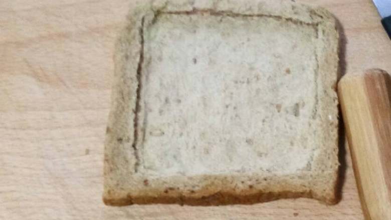 金枪鱼田园披萨,<a style='color:red;display:inline-block;' href='/shicai/ 5650'>土司</a>中间用刀切个矩形，将中间部分压扁