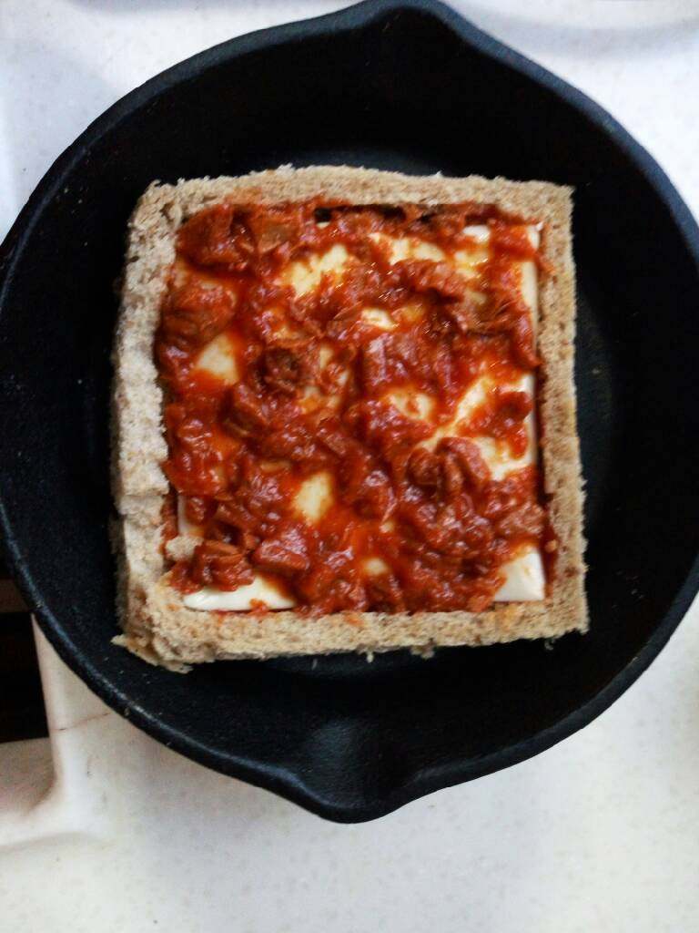 金枪鱼田园披萨,盖上一片<a style='color:red;display:inline-block;' href='/shicai/ 62159'>芝士片</a>，放上一层金枪鱼