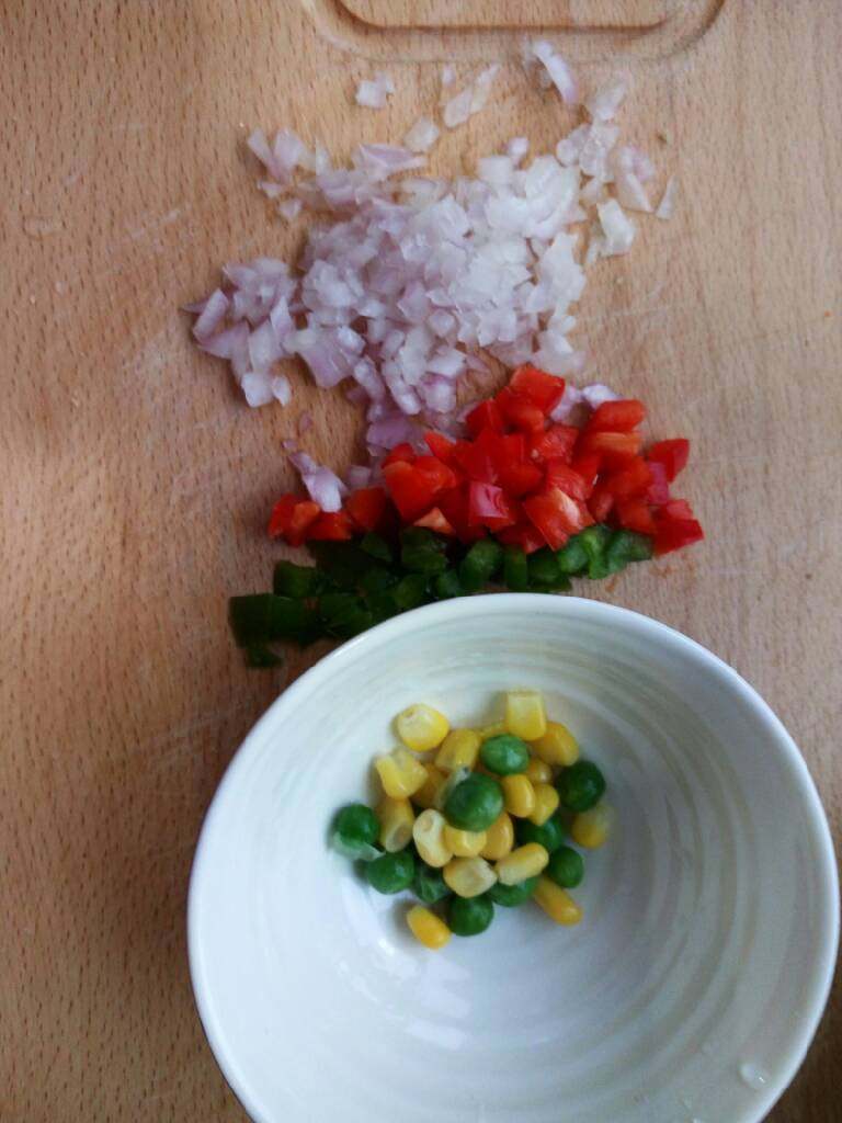 金枪鱼田园披萨,<a style='color:red;display:inline-block;' href='/shicai/ 29'>洋葱</a>青红椒切丁，<a style='color:red;display:inline-block;' href='/shicai/ 4802'>玉米粒</a><a style='color:red;display:inline-block;' href='/shicai/ 456'>青豆</a>洗净