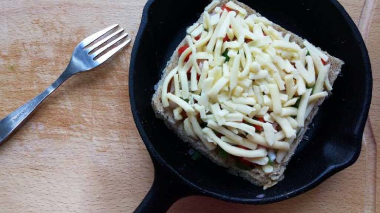 金枪鱼田园披萨,放在土司上，撒满<a style='color:red;display:inline-block;' href='/shicai/ 61855'>马苏里拉芝士</a>碎