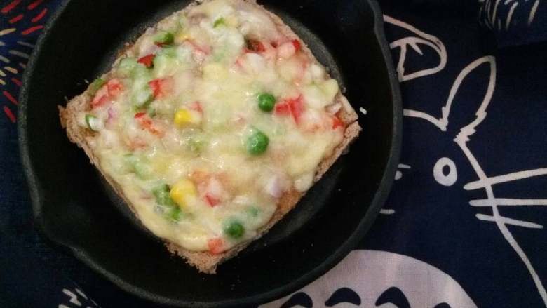 金枪鱼田园披萨,放入预热好的烤箱，190度8分钟