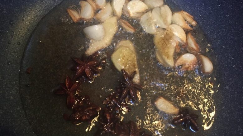 土豆炖牛肉,蒜片、<a style='color:red;display:inline-block;' href='/shicai/ 700'>花椒</a>、<a style='color:red;display:inline-block;' href='/shicai/ 3746'>大料</a>爆香。