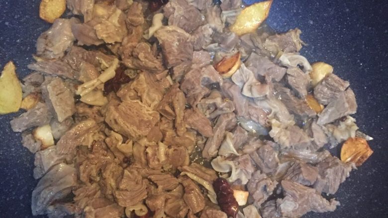 土豆炖牛肉,煸炒牛腩至香味。