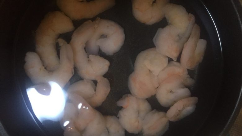 柠檬虾仁玉米笋,<a style='color:red;display:inline-block;' href='/shicai/ 287'>虾仁</a>洗净待用。