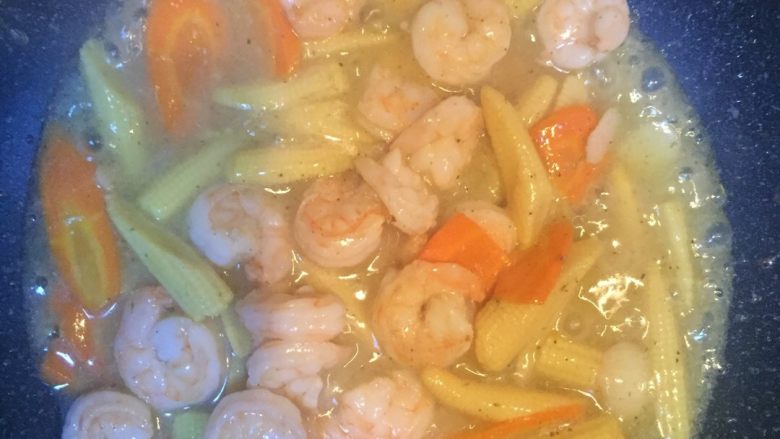 柠檬虾仁玉米笋,加入玉米笋、胡萝卜煸炒，放入<a style='color:red;display:inline-block;' href='/shicai/ 919'>柠檬汁</a>（约小勺半勺）、食盐少许、<a style='color:red;display:inline-block;' href='/shicai/ 143608'>香草粉</a>少许，水淀粉勾芡出锅。