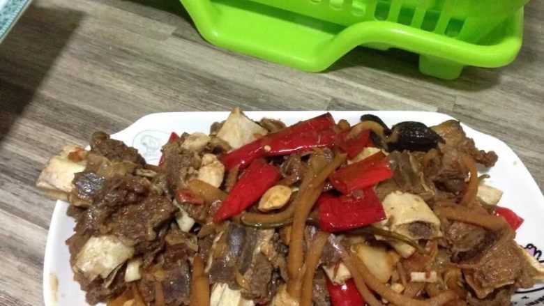 酸辣牛排,爆炒，放生抽、老抽
