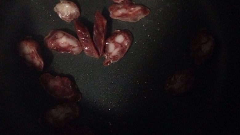 腊肠炒西芹,锅烧热倒入腊肠 翻炒至出油