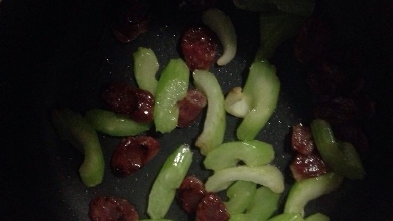 腊肠炒西芹,倒入<a style='color:red;display:inline-block;' href='/shicai/ 143'>西芹</a> 翻炒一会儿 至<a style='color:red;display:inline-block;' href='/shicai/ 143'>西芹</a>变透明