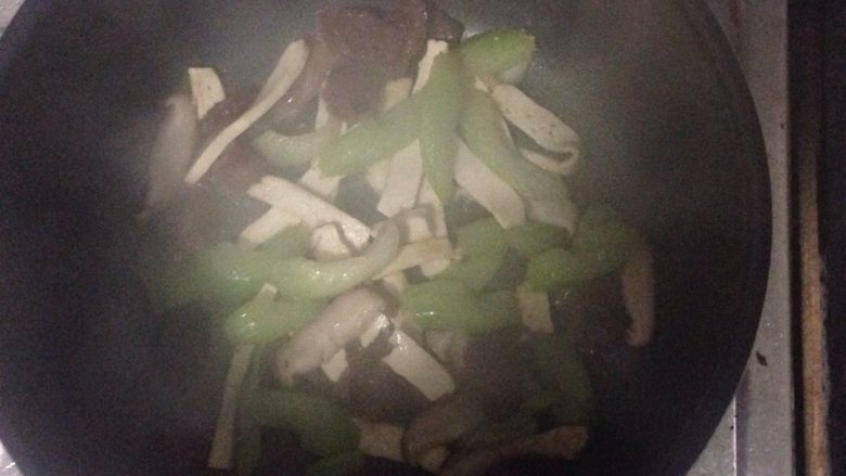 腊肠炒西芹,腊肠的油并不多 为了避免糊锅 可加一丁儿水 翻炒 然后加适量盐 再翻炒至水干即可