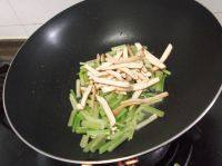 芹菜炒香干,炒至芹菜香味出来时,就可以放香干一起炒