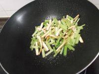 芹菜炒香干,放盐,一点点酱油调味即可