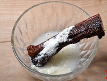 盐菜炒腊肉,<a style='color:red;display:inline-block;' href='/shicai/ 436'>腊肉</a>入大容器，在<a style='color:red;display:inline-block;' href='/shicai/ 519'>面粉</a>里加入热水，拌匀，将<a style='color:red;display:inline-block;' href='/shicai/ 436'>腊肉</a>刷洗干净，再用清水冲洗一下。