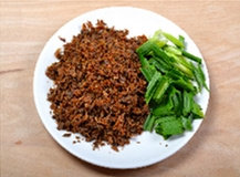 盐菜炒腊肉,盐菜切碎粒;青蒜苗切成段。