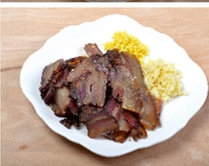 盐菜炒腊肉,<a style='color:red;display:inline-block;' href='/shicai/ 37'>姜</a>和蒜切成末,腊肉切薄片。