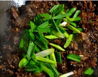 盐菜炒腊肉,放青蒜苗炒断生,即可。