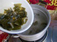 萝卜海带排骨汤,另准备一个锅,加入适量水,水开后,放入切好的海带