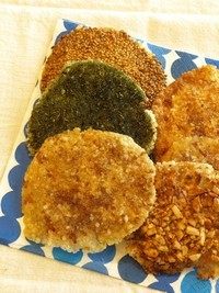 多口味仙贝,取出,可以在两面都刷一层酱油
