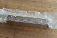 碳烧腰果巧克力饼干,饼干面团包裹好保鲜膜,放入u型饼干模具,压平整,放入冰箱冷冻室45分钟至面团变硬