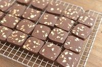 碳烧腰果巧克力饼干,烤好后移至凉网,晾凉后密封保存