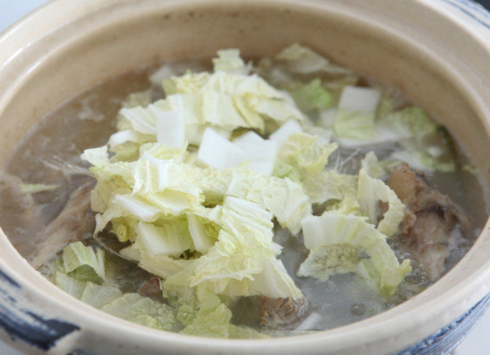 羊肉粉丝汤,下入白菜,再煮5分钟即可。