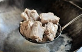 东北丰收菜,排骨过水焯,焯时加少许<a style='color:red;display:inline-block;' href='/shicai/ 718'>料酒</a>去腥;煮5分钟捞出备用